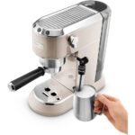 ⁦ماكينة قهوة اسبريسو ديلونجي ديديكا، بوعاء لرغوة الحليب ومدك البن، بيج - EC785.BG⁩ - الصورة ⁦2⁩