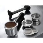 ⁦ماكينة القهوة الاسبريسو ديلونجي ديديكا ستايل بالضغط، 15 بار، احمر - EC 685.R⁩ - الصورة ⁦4⁩